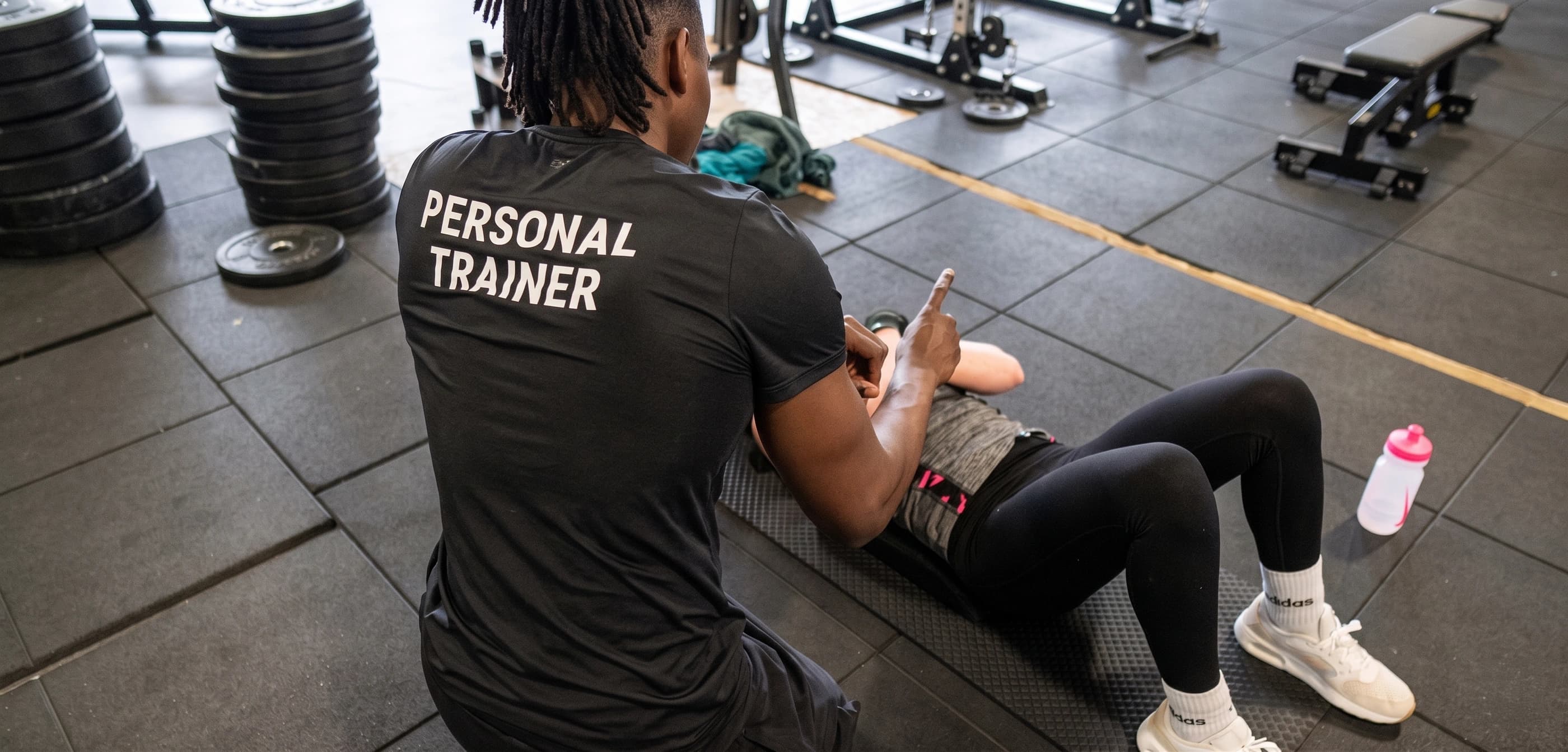 Coach Jeey, personal trainer, en séance de coaching à la salle Movida Montpellier
