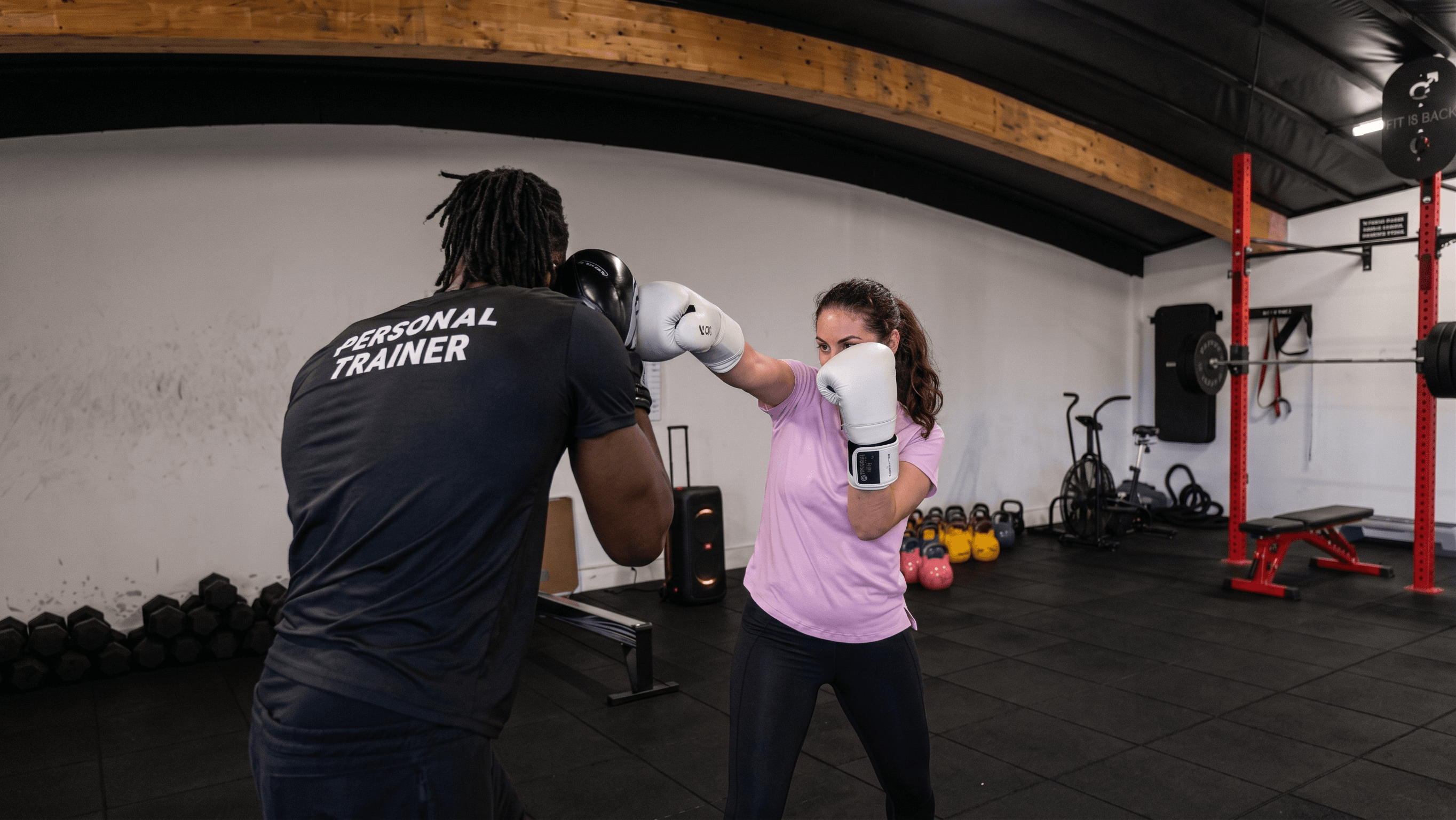 Coach Jeey en séance de boxe avec un élève à Montpellier