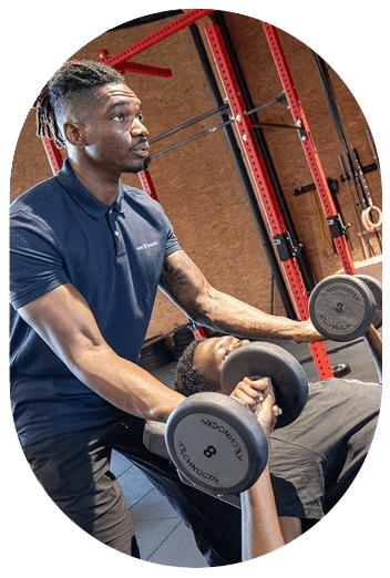 Coach Jeey en séance de musculation aux haltères avec un élève à la salle Movida de Montpellier